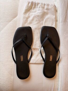 Black like new tkees sandal .
